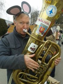 Der Mäuserich spielt Tuba und Trompete.jpg